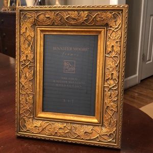 Gold tone 5 x 7 picture frame